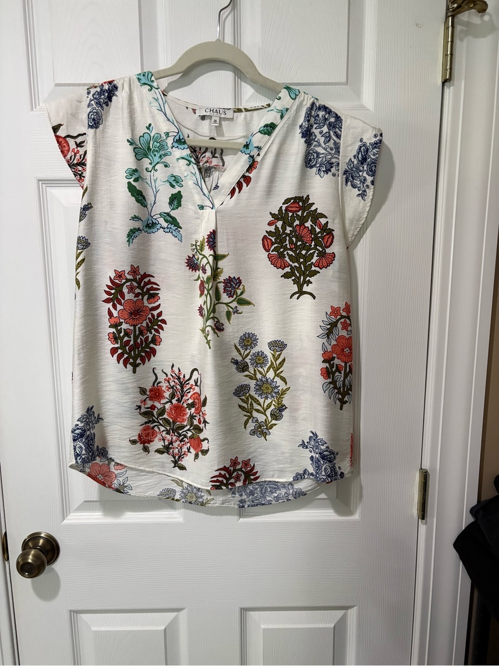 Chaus White Floral V-Neck Short Sleeve Blouse